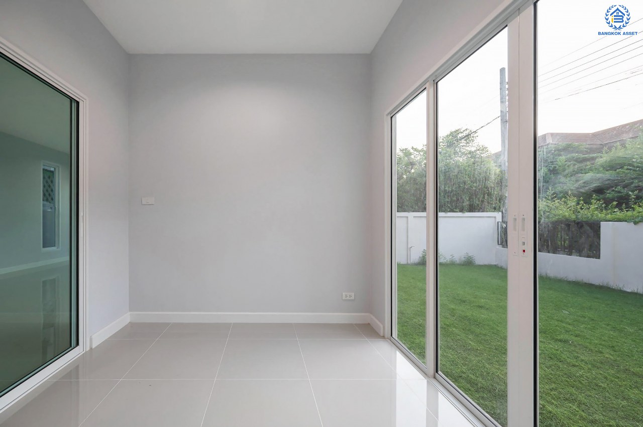 บ้านมือสองตกแต่งใหม่ โครงการ เดอะเวอรีเดียนโฮม กาญจนาภิเษก เนื้อที่กว้าง 75 ตร.ว. ฟังก์ชัน 3 ห้องนอน 4 ห้องน้ำ 1 ห้องอเนกประสงค์ 1 ห้องแม่บ้าน จอดรถได้ 2 จอด บนทำเลดี ติดถนนกาญจนาภิเษก เชื่อมต่อถนนรัตนาธิเบศร์ ถนนนครอินทร์ ถนนกาญจนาภิเษก ใกล้รถไฟฟ้าสายสีม่วง "สถานีตลาดบางใหญ่" และจุดขึ้นทางด่วน "ศรีรัช"...